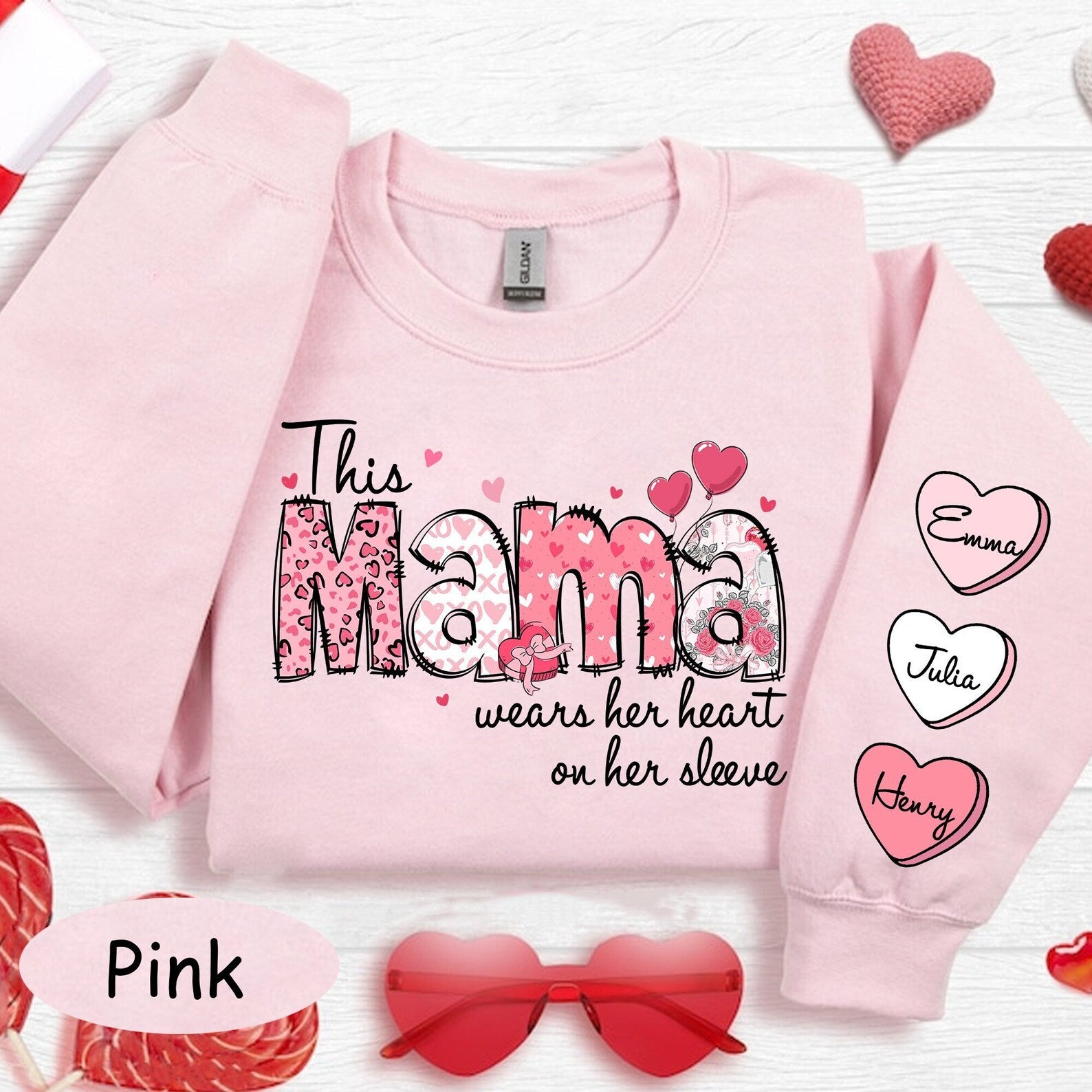 Cette Maman Porte Son Cœur Sur La Manche - Sweatshirt Personnalisé Sur Mesure Pour Maman - Cadeau Pour Maman & Grand-mère