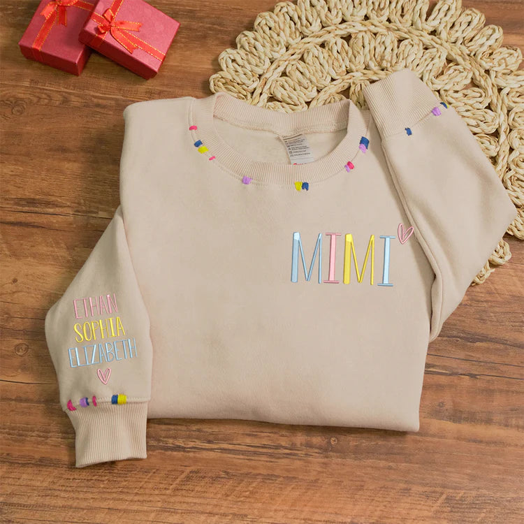 Sweatshirt brodé personnalisé avec le prénom des enfants sur la manche