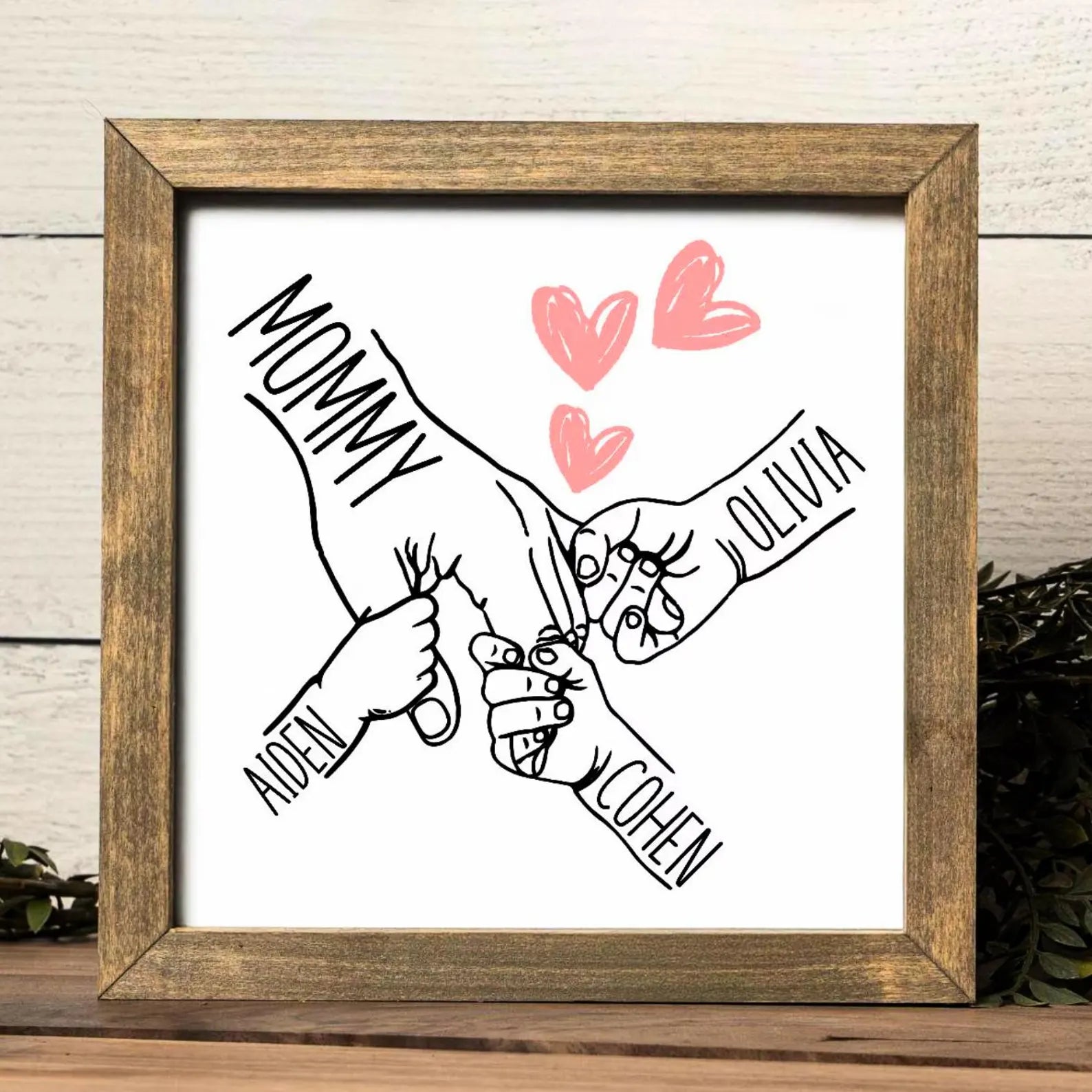 Personalisiertes Schild „Mama hält Kinderhände“, Muttertagsgeschenk, personalisiertes Geschenk für Mama mit Kindernamen, rustikales gerahmtes Holzschild für Mama-Geschenke