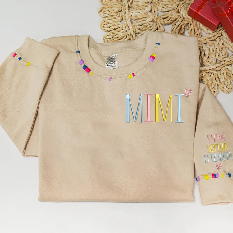 Sweatshirt brodé personnalisé avec le prénom des enfants sur la manche