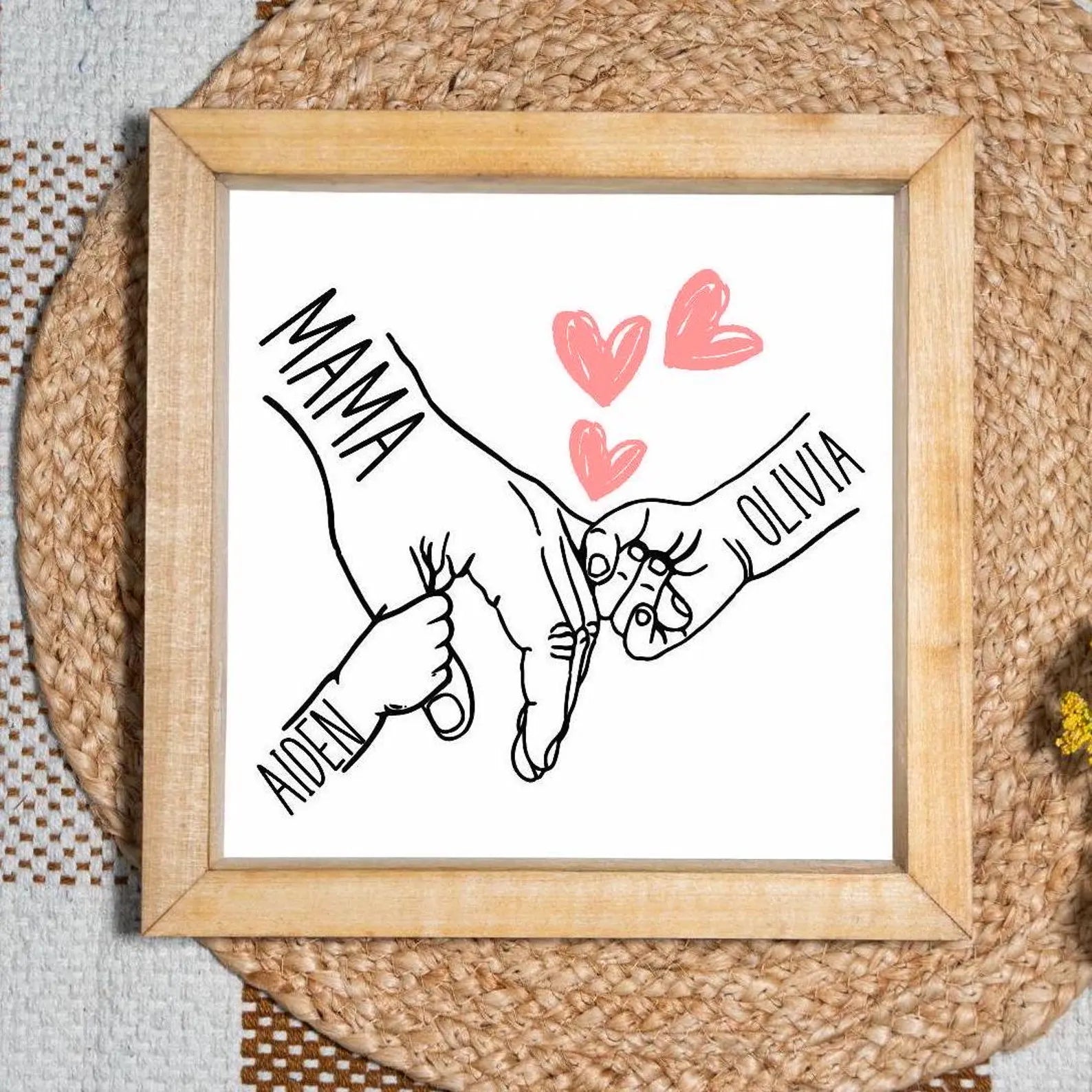 Personalisiertes Schild „Mama hält Kinderhände“, Muttertagsgeschenk, personalisiertes Geschenk für Mama mit Kindernamen, rustikales gerahmtes Holzschild für Mama-Geschenke