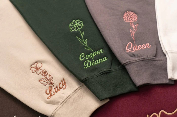 Felpa personalizzata ricamata "Mama" con fiori di nascita di Mama e nomi sulla manica - Regalo per mamma