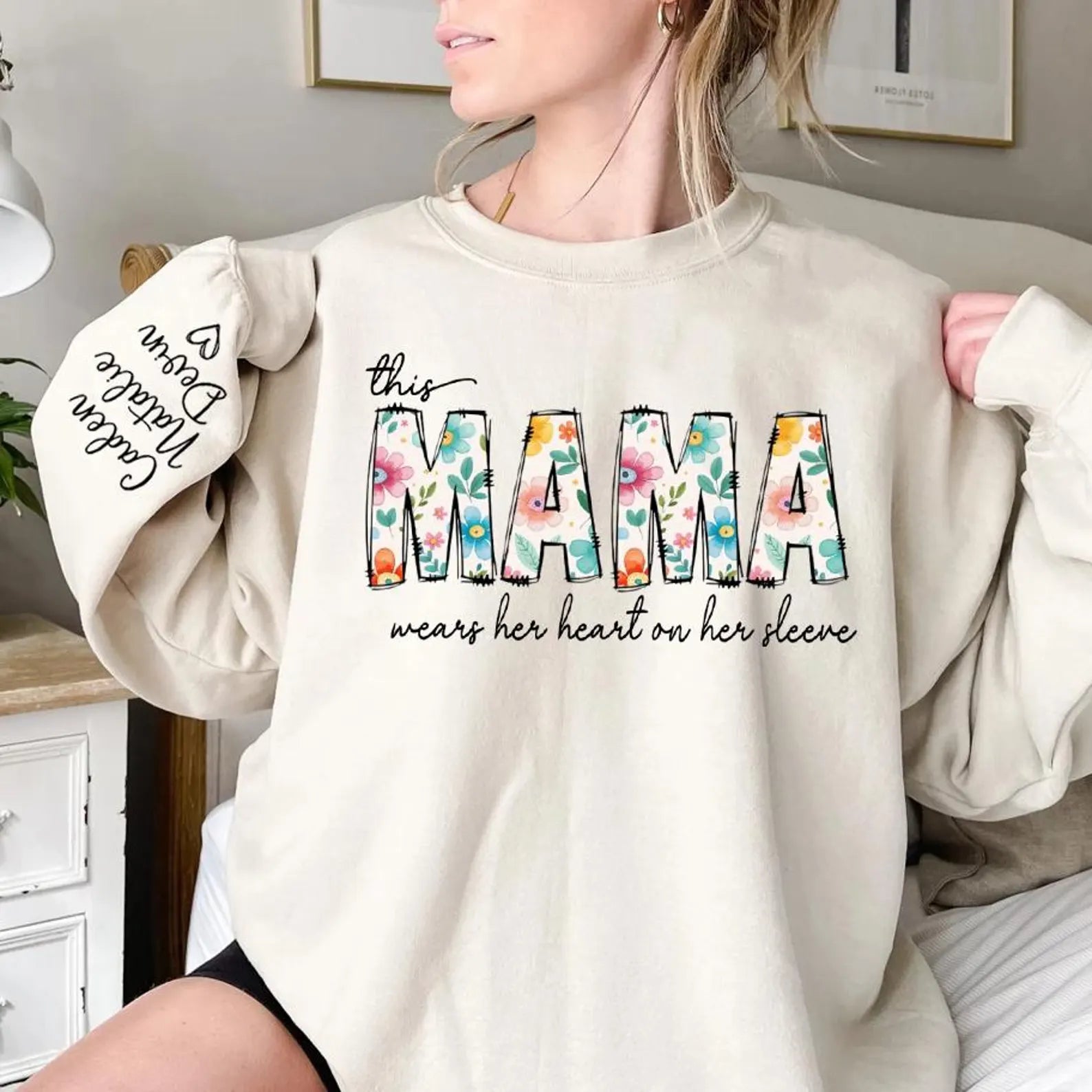 Cette maman porte son cœur sur sa manche - Sweatshirt personnalisé pour maman - Cadeau pour maman et grand-mère