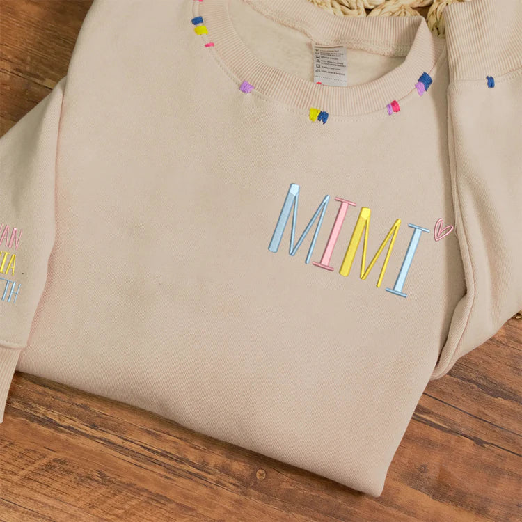 Sweatshirt brodé personnalisé avec le prénom des enfants sur la manche