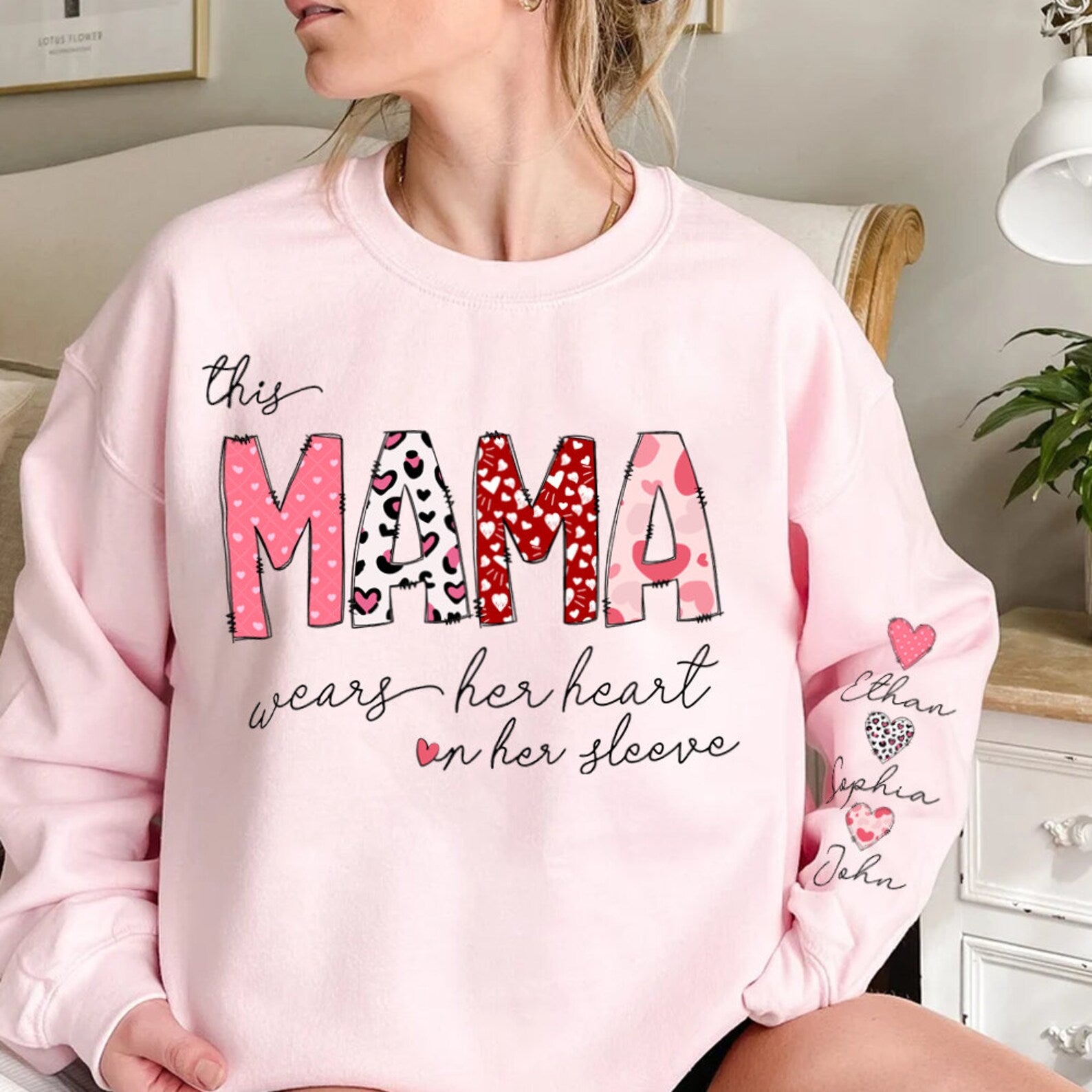 Cette Maman Porte Son Cœur Sur La Manche - Sweatshirt Personnalisé Sur Mesure Pour Maman - Cadeau Pour Maman & Grand-mère