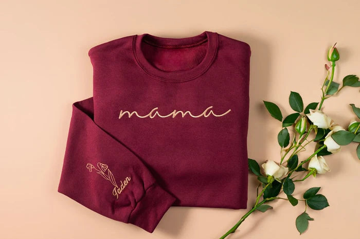 Felpa personalizzata ricamata "Mama" con fiori di nascita di Mama e nomi sulla manica - Regalo per mamma