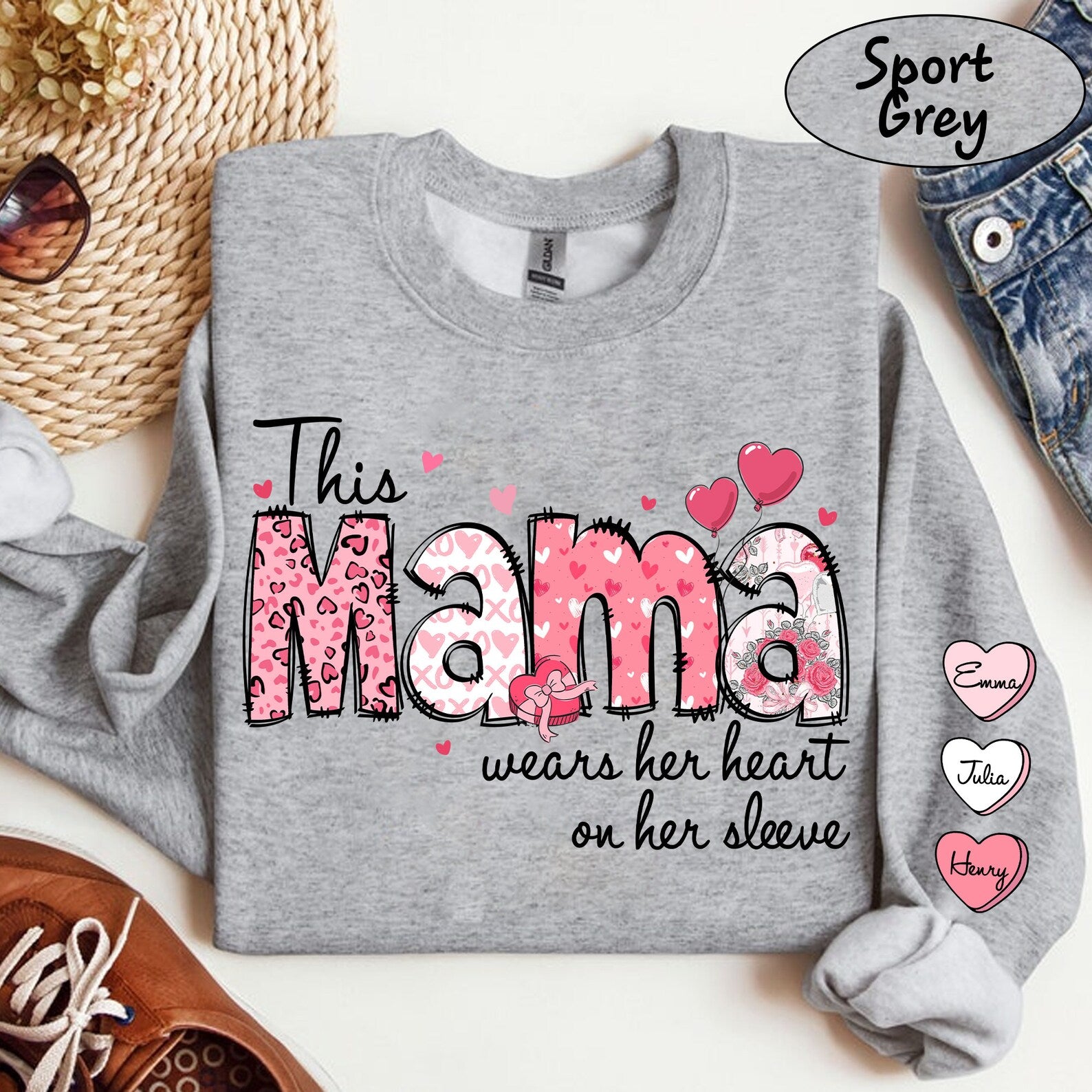 Cette Maman Porte Son Cœur Sur La Manche - Sweatshirt Personnalisé Sur Mesure Pour Maman - Cadeau Pour Maman & Grand-mère