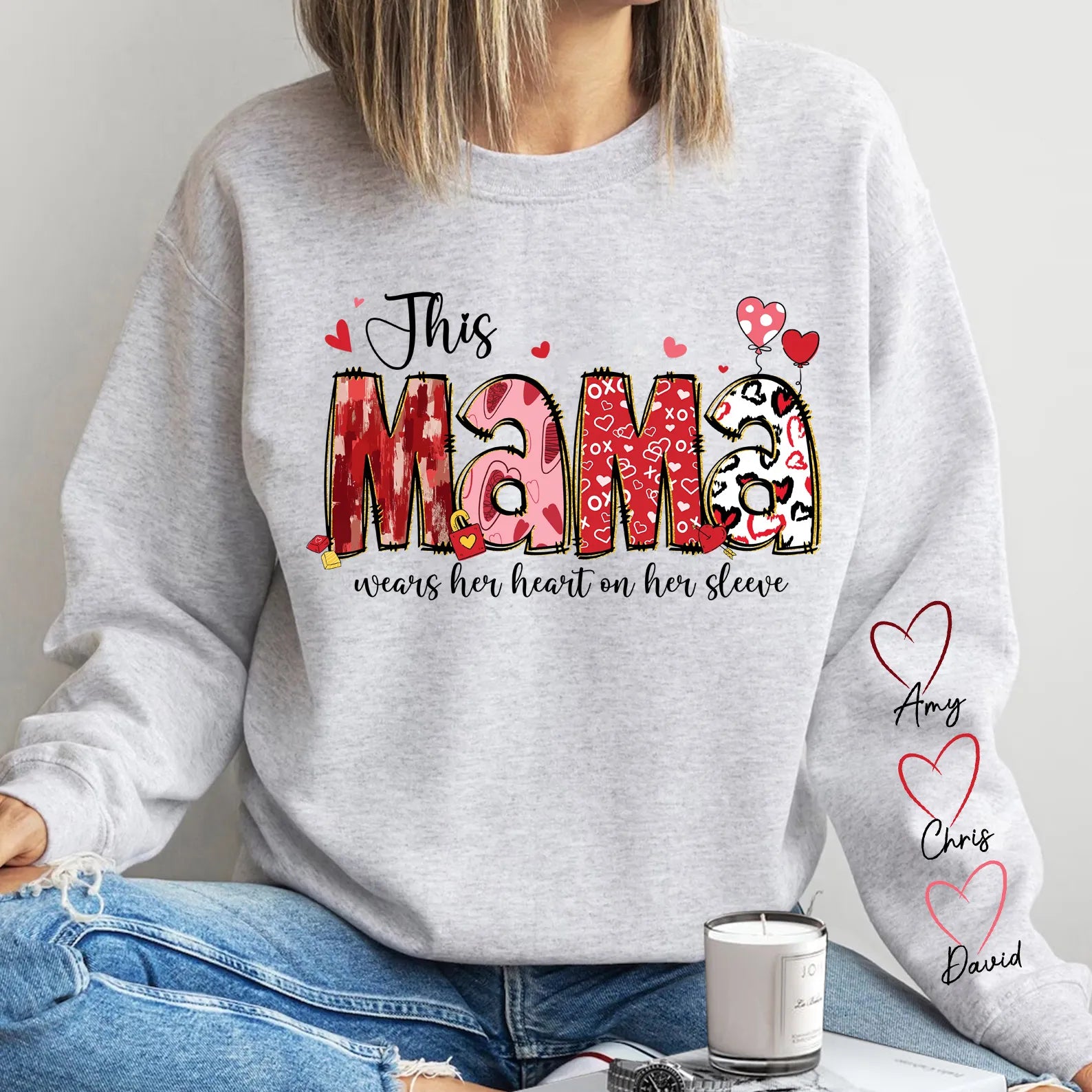 Cette maman porte son cœur sur sa manche - Sweatshirt personnalisé pour maman - Cadeau pour maman et grand-mère