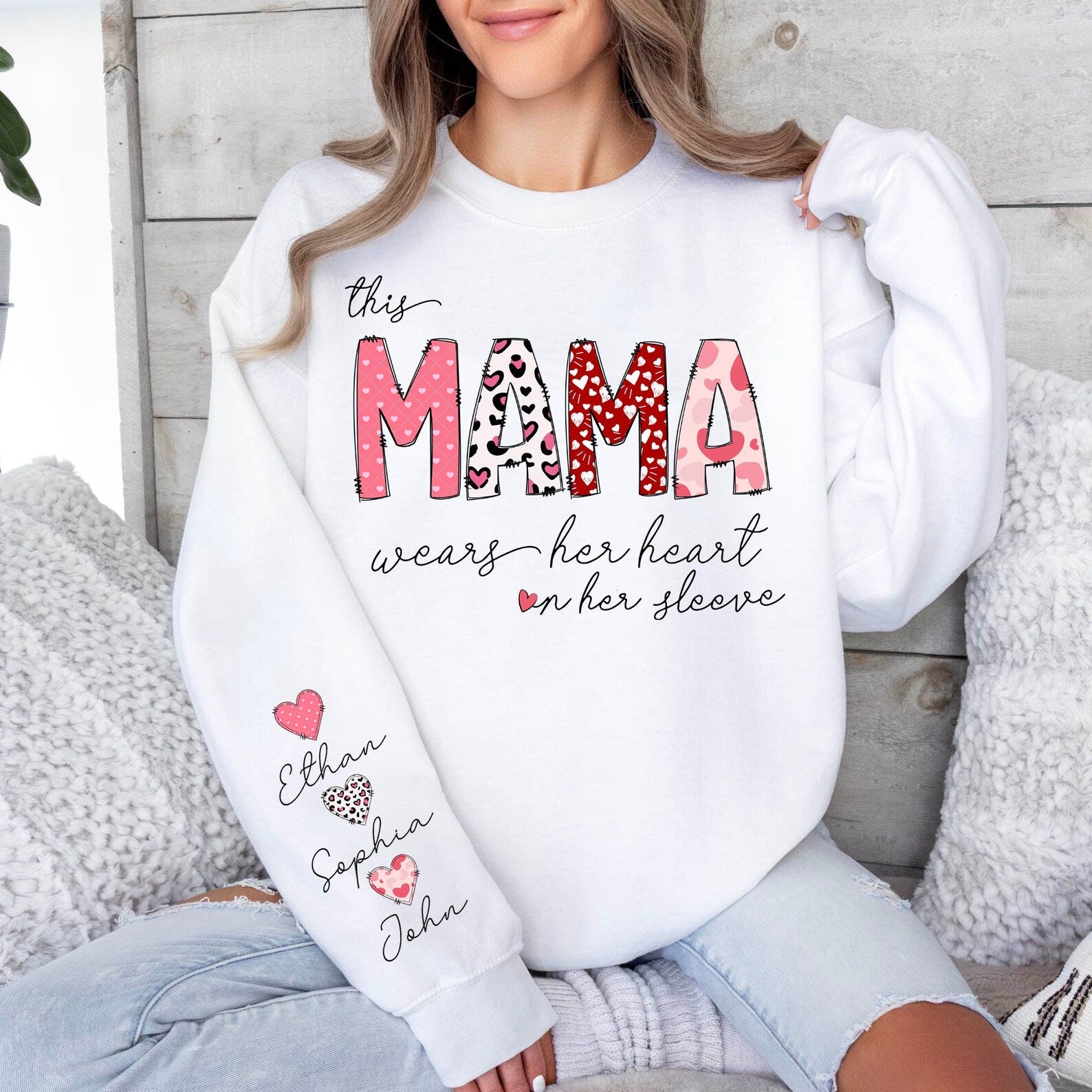 Cette Maman Porte Son Cœur Sur La Manche - Sweatshirt Personnalisé Sur Mesure Pour Maman - Cadeau Pour Maman & Grand-mère