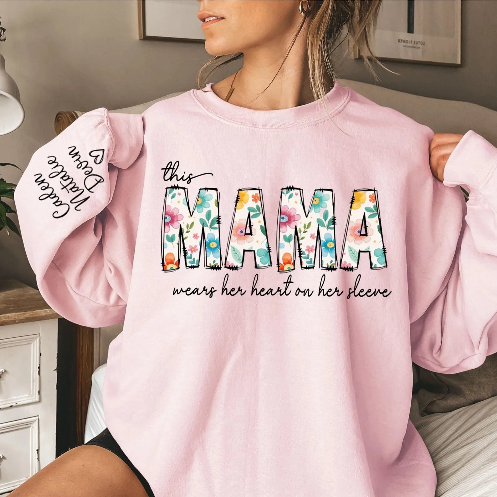 Cette maman porte son cœur sur sa manche - Sweatshirt personnalisé pour maman - Cadeau pour maman et grand-mère