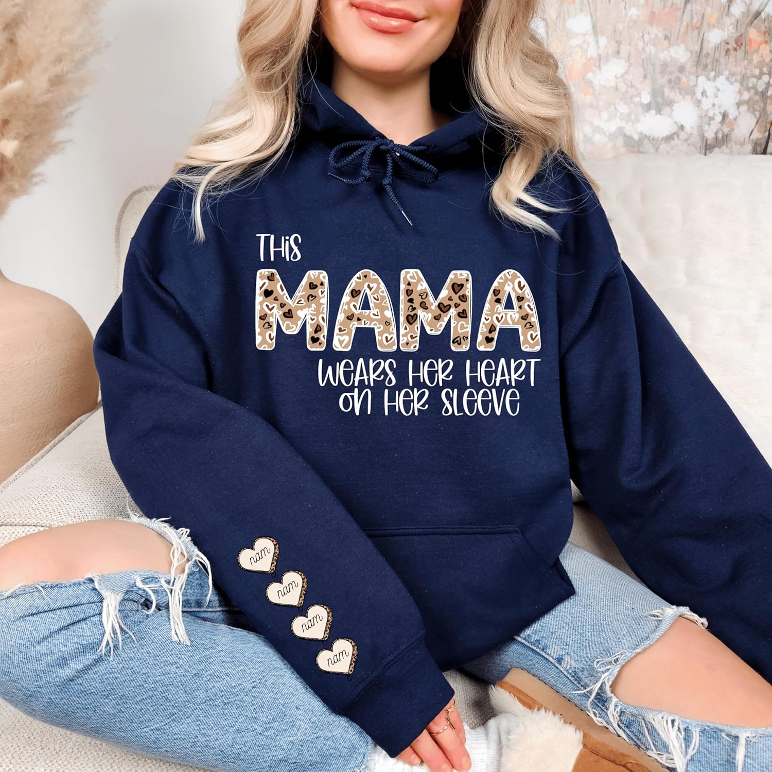 Esta Mamá Lleva Su Corazón en la Manga - Sudadera Personalizada para Mamá - Regalo para Mamá y Abuela