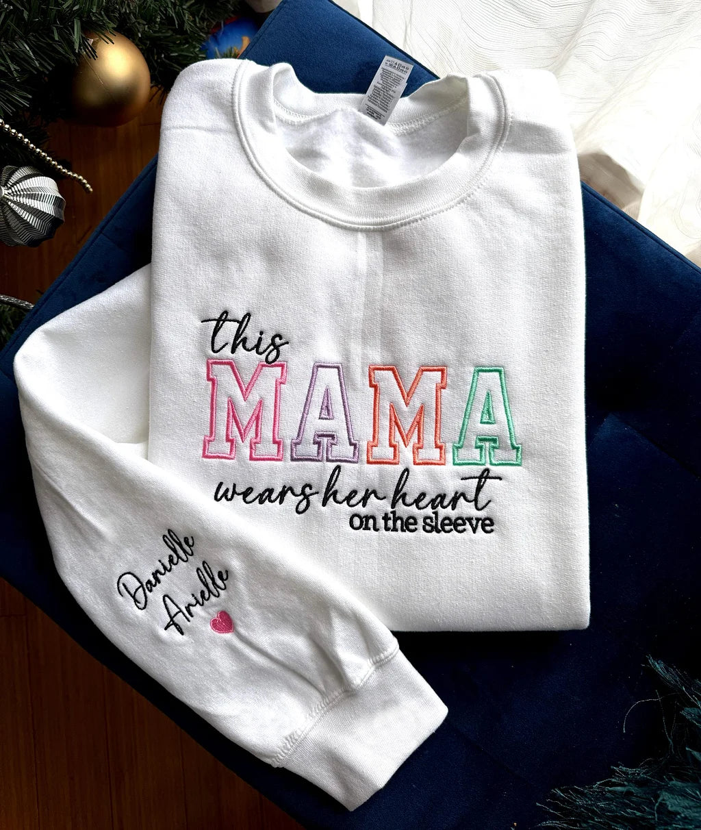 Maglietta personalizzata con ricamo "Mom Wears Her Heart on Her Sleeves" Girocollo Felpa con cappuccio Regalo per mamma