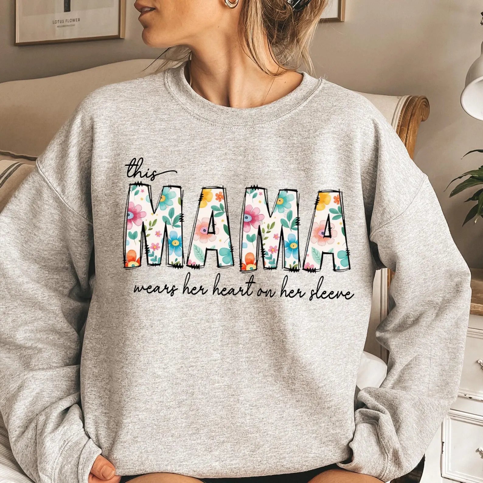 Cette maman porte son cœur sur sa manche - Sweatshirt personnalisé pour maman - Cadeau pour maman et grand-mère