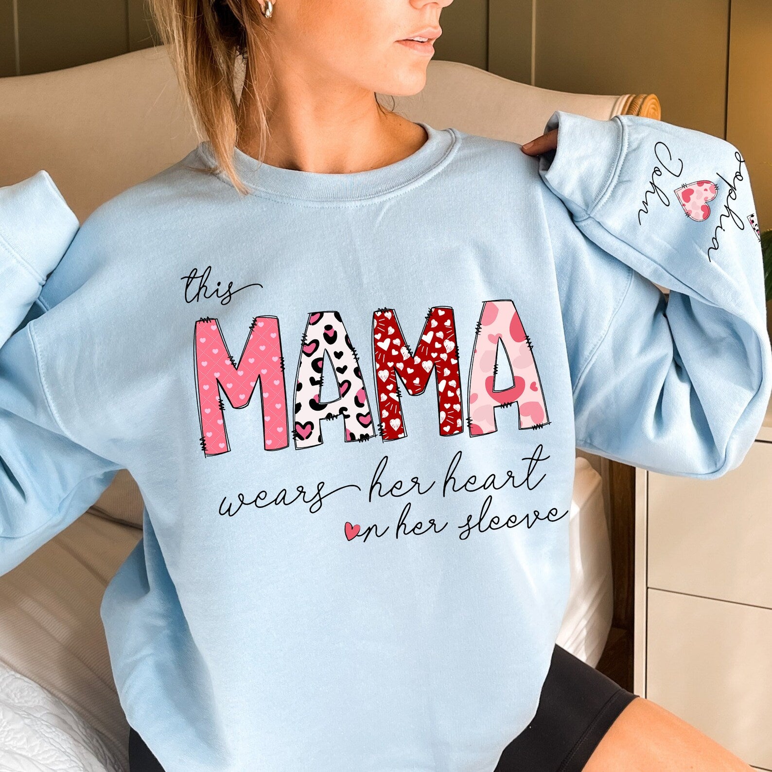 Cette Maman Porte Son Cœur Sur La Manche - Sweatshirt Personnalisé Sur Mesure Pour Maman - Cadeau Pour Maman & Grand-mère