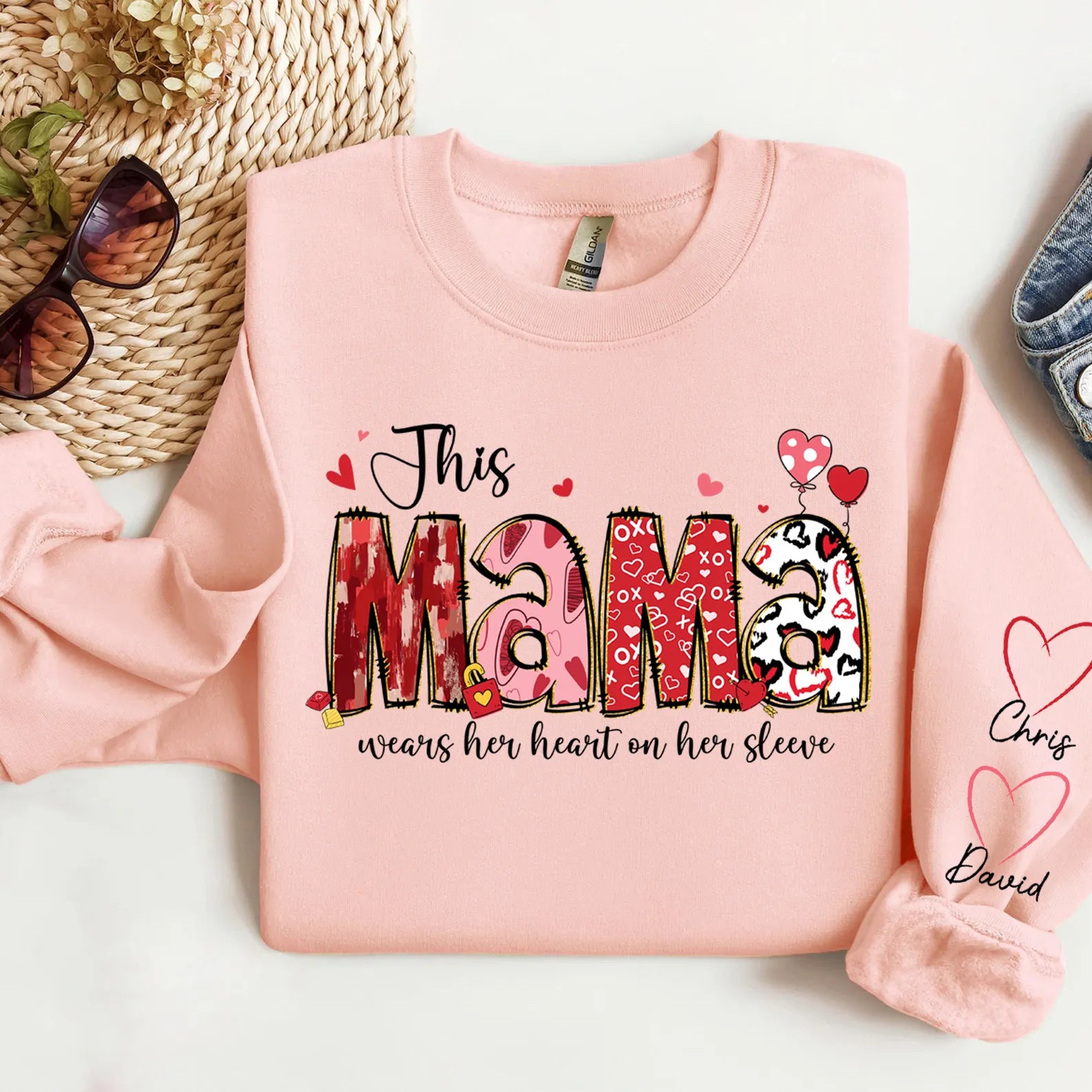 Cette maman porte son cœur sur sa manche - Sweatshirt personnalisé pour maman - Cadeau pour maman et grand-mère