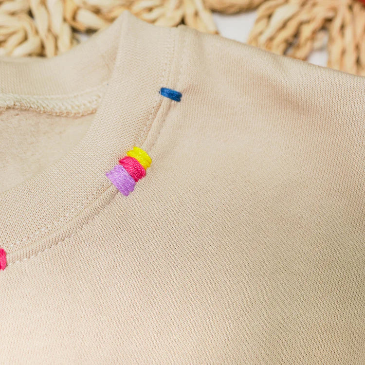 Sweatshirt brodé personnalisé avec le prénom des enfants sur la manche