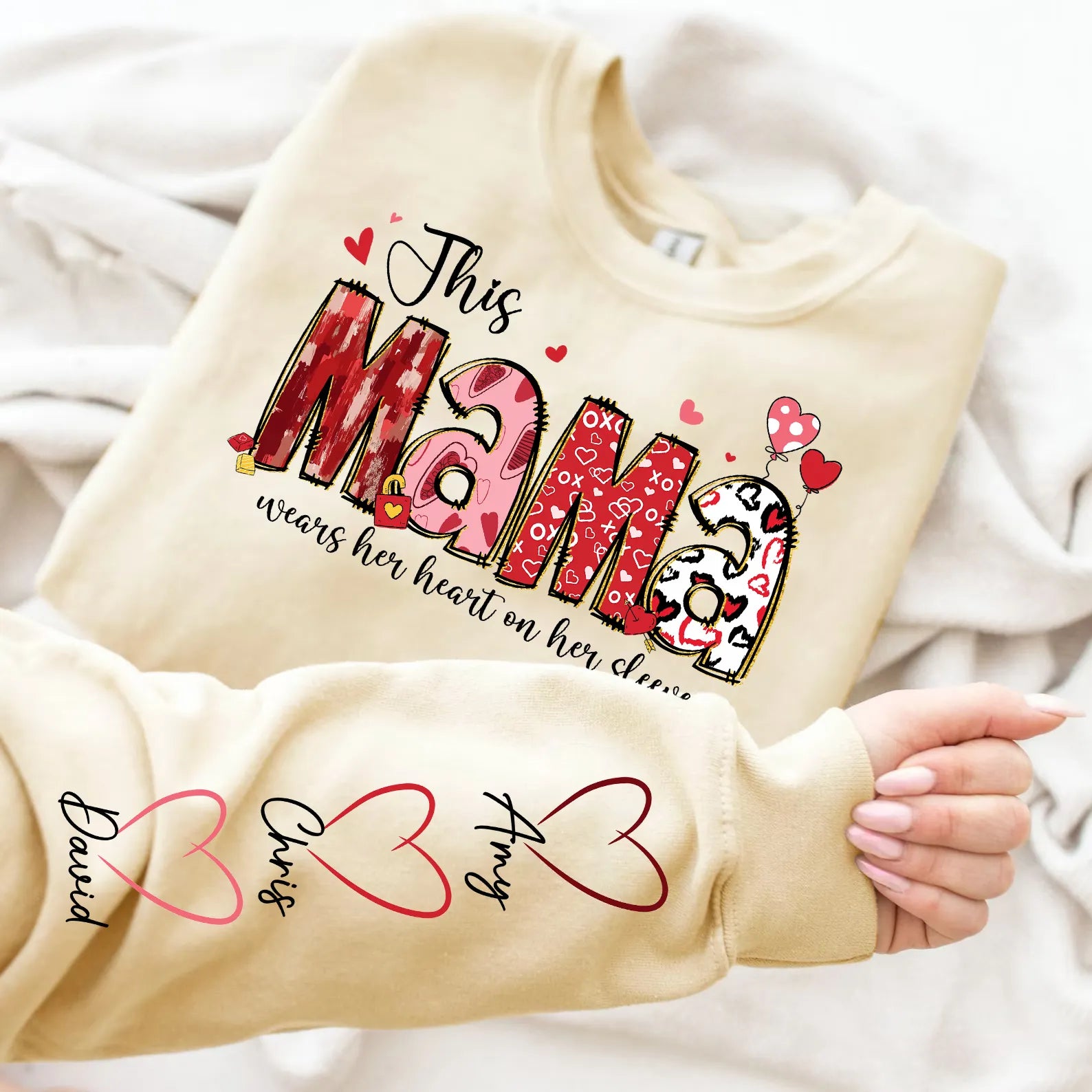 Cette maman porte son cœur sur sa manche - Sweatshirt personnalisé pour maman - Cadeau pour maman et grand-mère