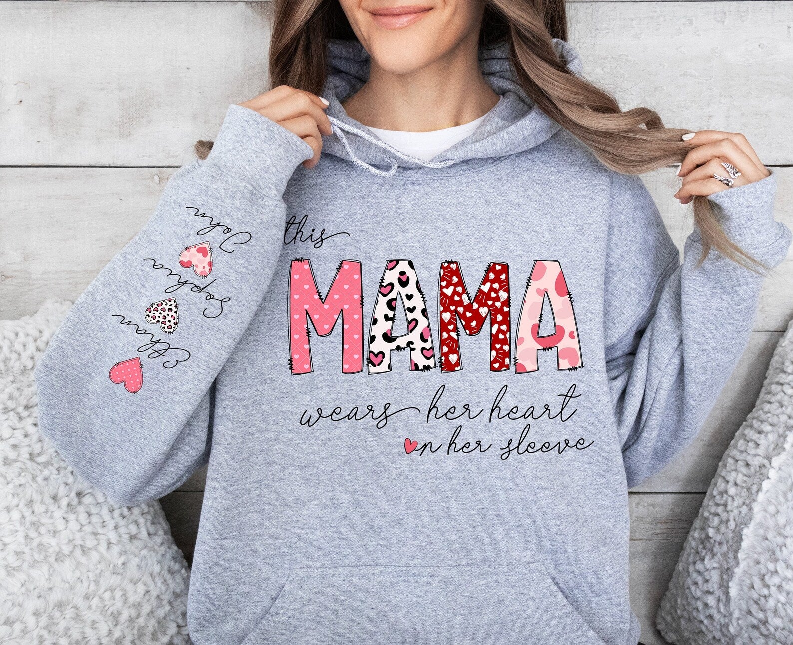 Cette Maman Porte Son Cœur Sur La Manche - Sweatshirt Personnalisé Sur Mesure Pour Maman - Cadeau Pour Maman & Grand-mère