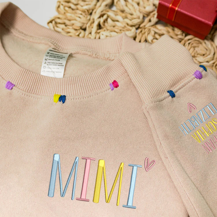 Sweatshirt brodé personnalisé avec le prénom des enfants sur la manche