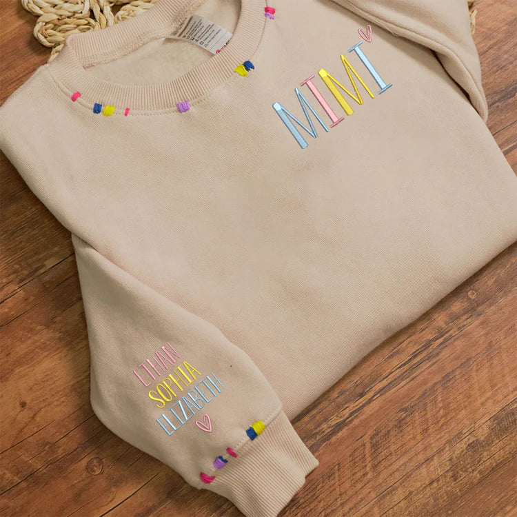 Sweatshirt brodé personnalisé avec le prénom des enfants sur la manche