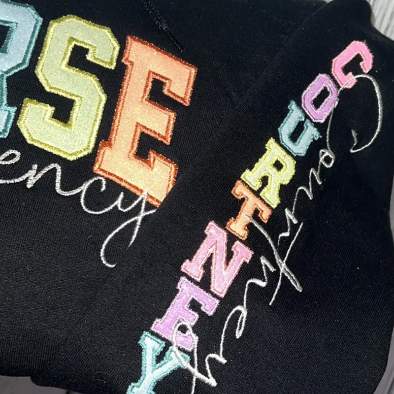 Sudadera con cuello redondo personalizada con bordado multicolor y purpurina