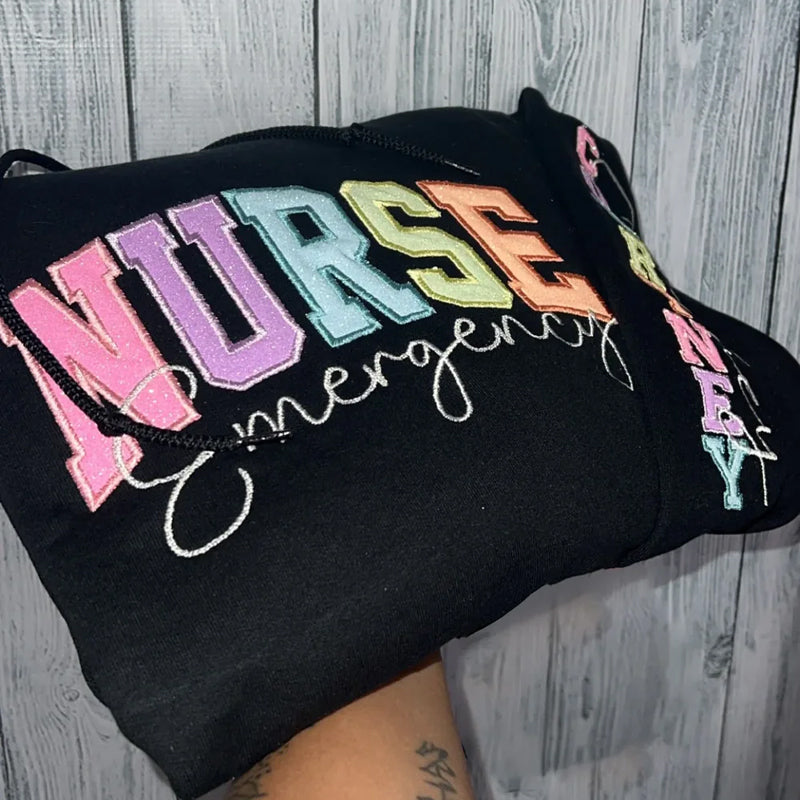 Sudadera con cuello redondo personalizada con bordado multicolor y purpurina