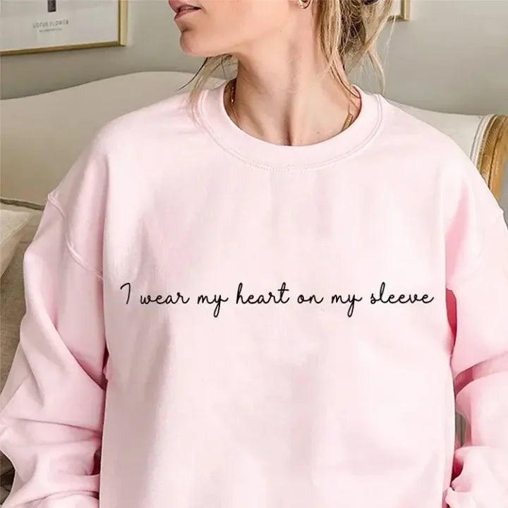 Sudadera personalizada "I Wear My Heart on My Sleeve" con nombres en la manga