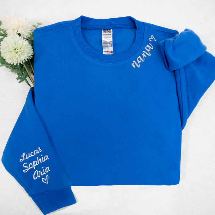 Sweat-shirt à col rond brodé "Mom Dad Nana Mimi Grandma Gift" avec les noms des enfants sur la manche