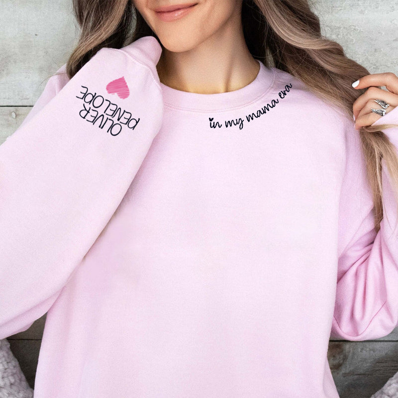 In My Mama Era Sweatshirt - Personalisiertes minimalistisches Mama Sweatshirt mit Kindernamen auf dem Ärmel, Bestes Geschenk für Mama
