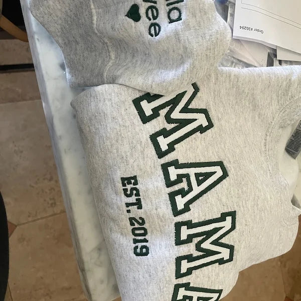 Sweat-shirt Mama brodé personnalisé avec les noms des enfants sur la manche
