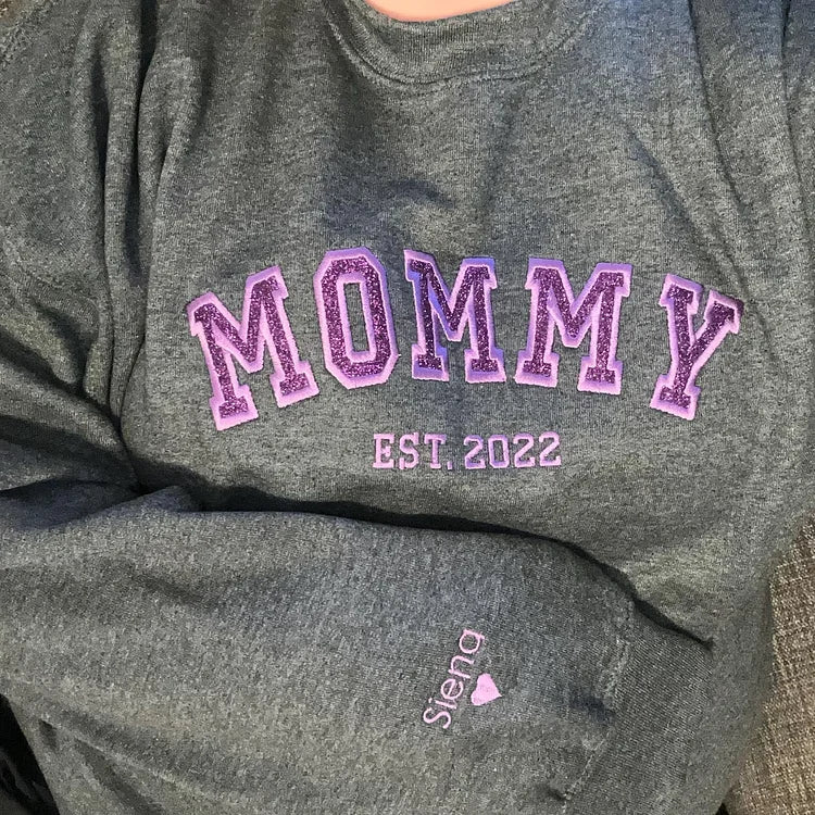 Sweat-shirt Mama brodé personnalisé avec les noms des enfants sur la manche