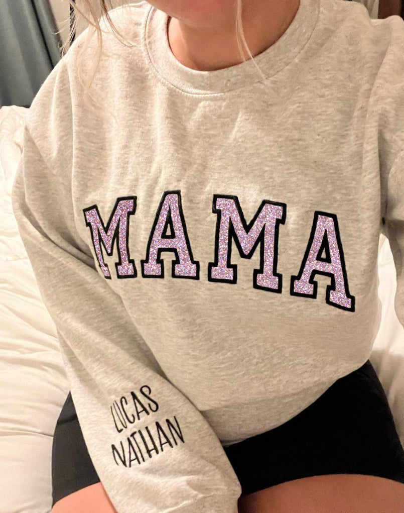 Personalisiertes, besticktes MAMA-Sweatshirt aus Glitzer-Vinyl mit Design am Ärmel – Geschenk für Mama