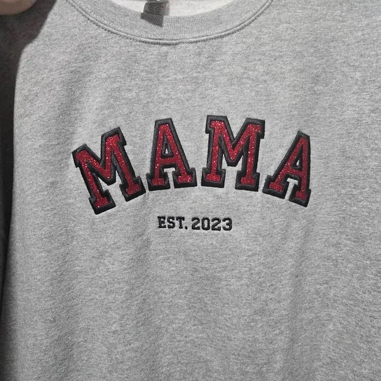 Sweat-shirt Mama brodé personnalisé avec les noms des enfants sur la manche