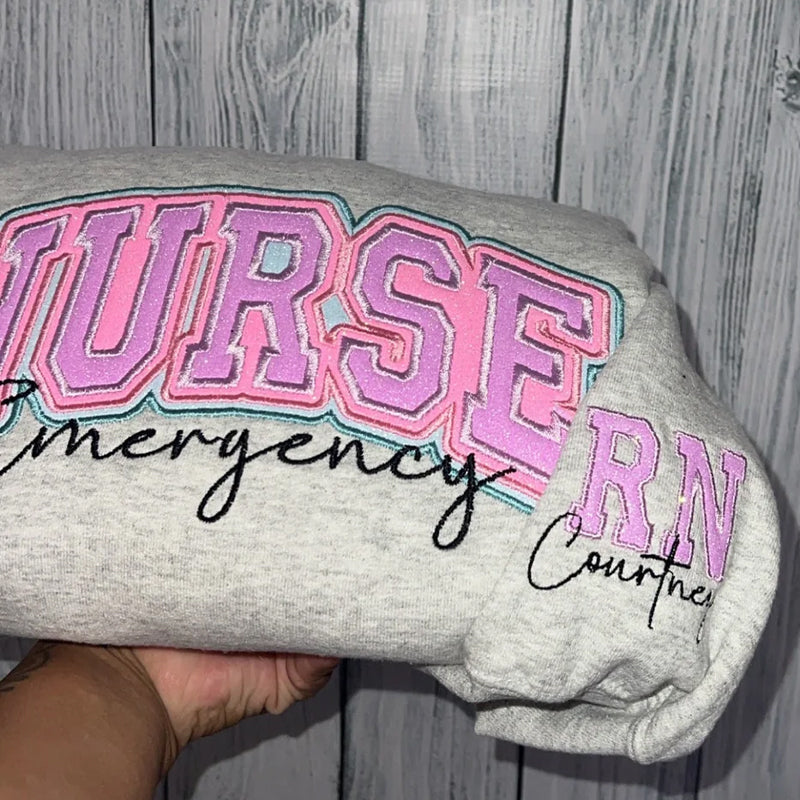 Sudadera de triple capa personalizada para enfermera – Bordado brillante con purpurina para un look único