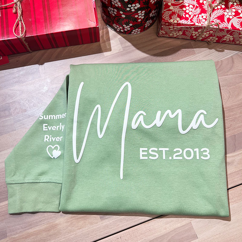 Sweat-shirt Mama personnalisé avec impression en relief puff et noms des enfants sur la manche