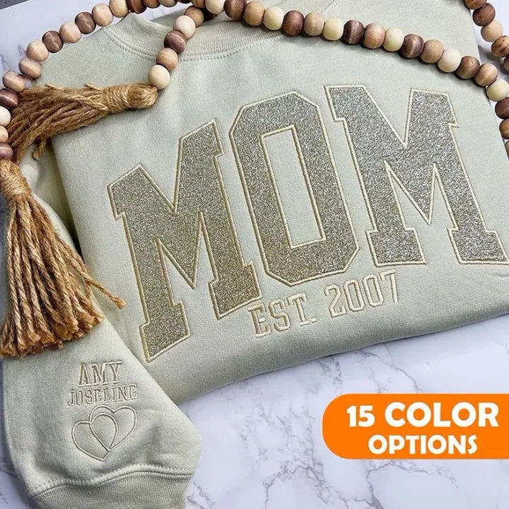 Personalisiertes, besticktes MAMA-Sweatshirt aus Glitzer-Vinyl mit Design am Ärmel – Geschenk für Mama