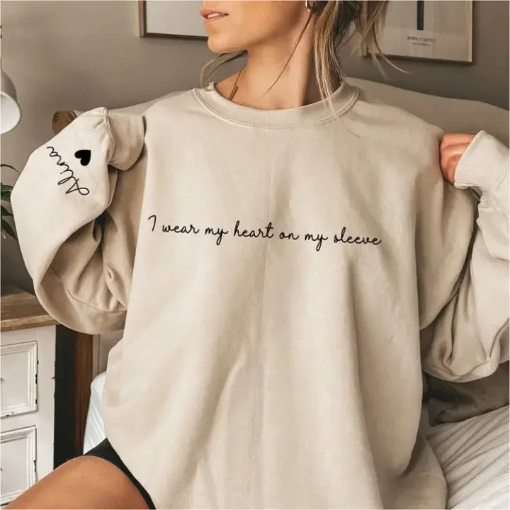 Sudadera personalizada "I Wear My Heart on My Sleeve" con nombres en la manga