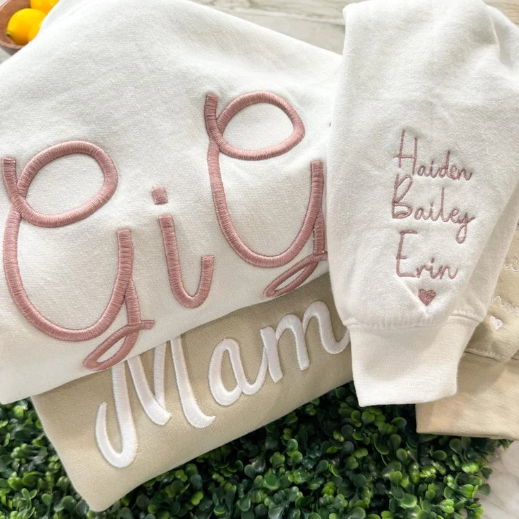 Besticktes Gigi Mama Sweatshirt mit Kindernamen auf dem Ärmel für Mama, Papa, Kind, Oma, Opa