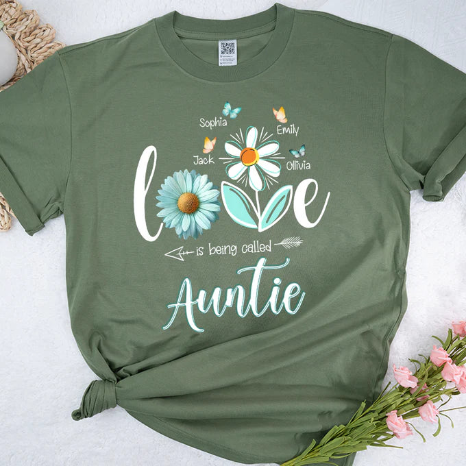 T-shirt Love is Being Called Auntie, T-shirt personnalisé avec les noms des enfants, cadeaux pour maman et pour la fête des mères - Cadeau personnalisé