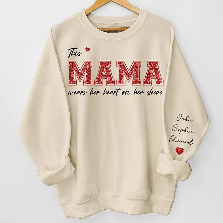 Diese Gigi trägt ihr Herz auf der Zunge - Personalisiertes Unisex-Sweatshirt für die Familie mit Design auf dem Ärmel - Geschenk für Mama und Oma