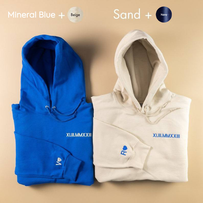 Bestickter Kapuzenpullover mit römischen Ziffern - Geschenk für Paare - Personalisiertes Geschenk Datum Hoodie Initiale auf dem Ärmel - Verlobungen 