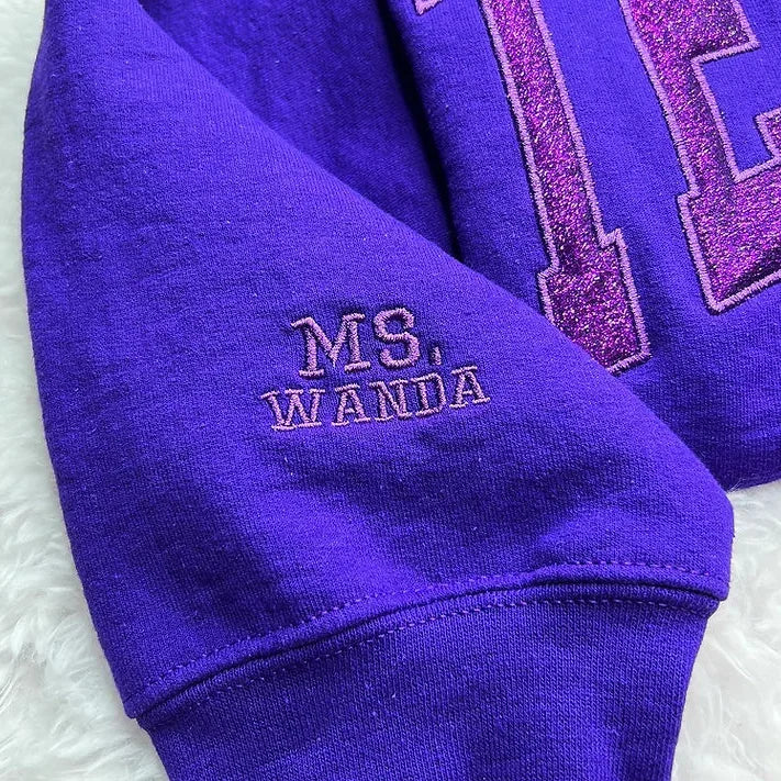 Personalisiertes, besticktes MAMA-Sweatshirt aus Glitzer-Vinyl mit Design am Ärmel – Geschenk für Mama