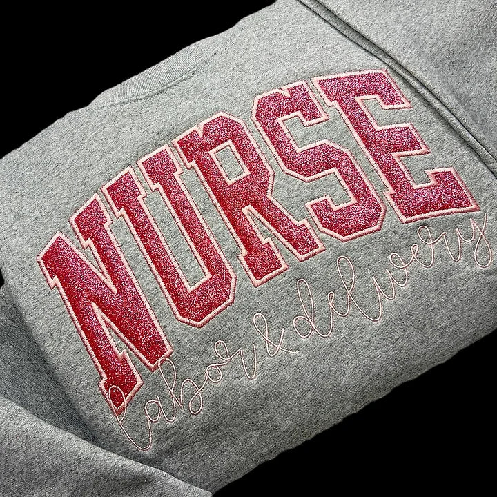 Personalisiertes, besticktes MAMA-Sweatshirt aus Glitzer-Vinyl mit Design am Ärmel – Geschenk für Mama