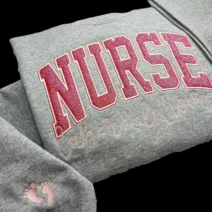Personalisiertes, besticktes MAMA-Sweatshirt aus Glitzer-Vinyl mit Design am Ärmel – Geschenk für Mama