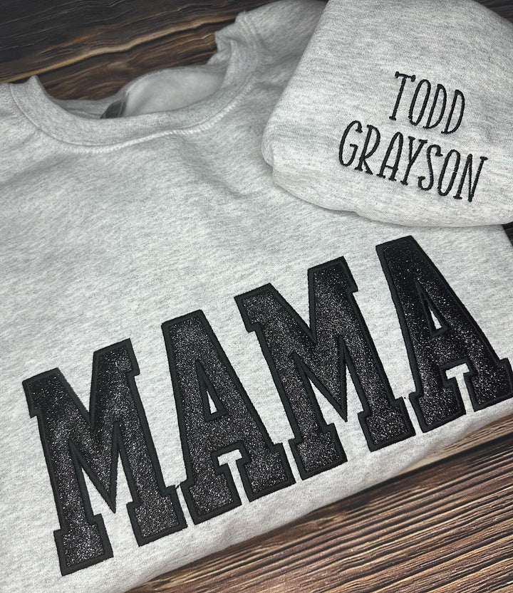 Personalisiertes, besticktes MAMA-Sweatshirt aus Glitzer-Vinyl mit Design am Ärmel – Geschenk für Mama