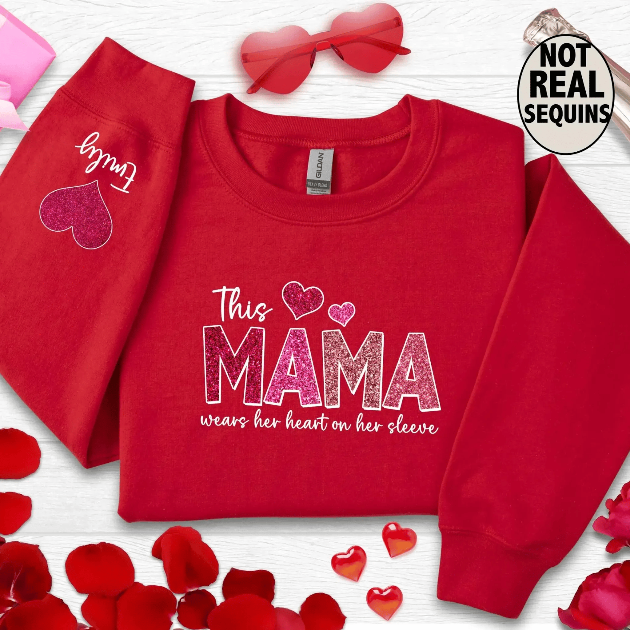 Ce sweat-shirt à col rond personnalisé "This Mama Wears Her Heart on Her Sleeve"