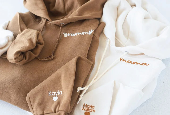 Sweat à capuche personnalisé avec col et manches brodés Sweat à capuche brodé Mom mama Grandmother avec les noms des enfants Noms des enfants - Cadeau de la fête des mères