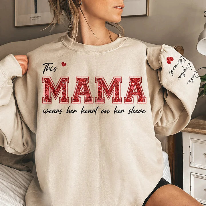 Diese Gigi trägt ihr Herz auf der Zunge - Personalisiertes Unisex-Sweatshirt für die Familie mit Design auf dem Ärmel - Geschenk für Mama und Oma
