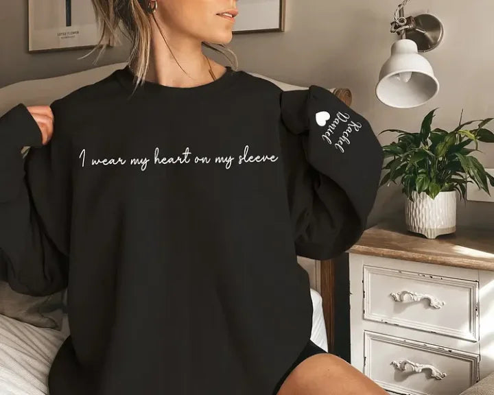 Sudadera personalizada "I Wear My Heart on My Sleeve" con nombres en la manga