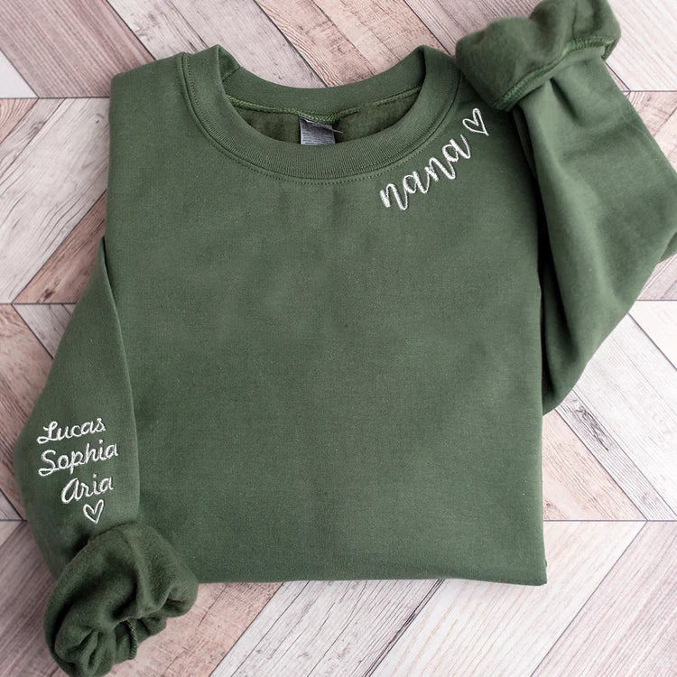 Sweat-shirt à col rond brodé "Mom Dad Nana Mimi Grandma Gift" avec les noms des enfants sur la manche